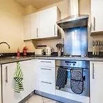 New Luxury City Centre Apartment By Azura Nights